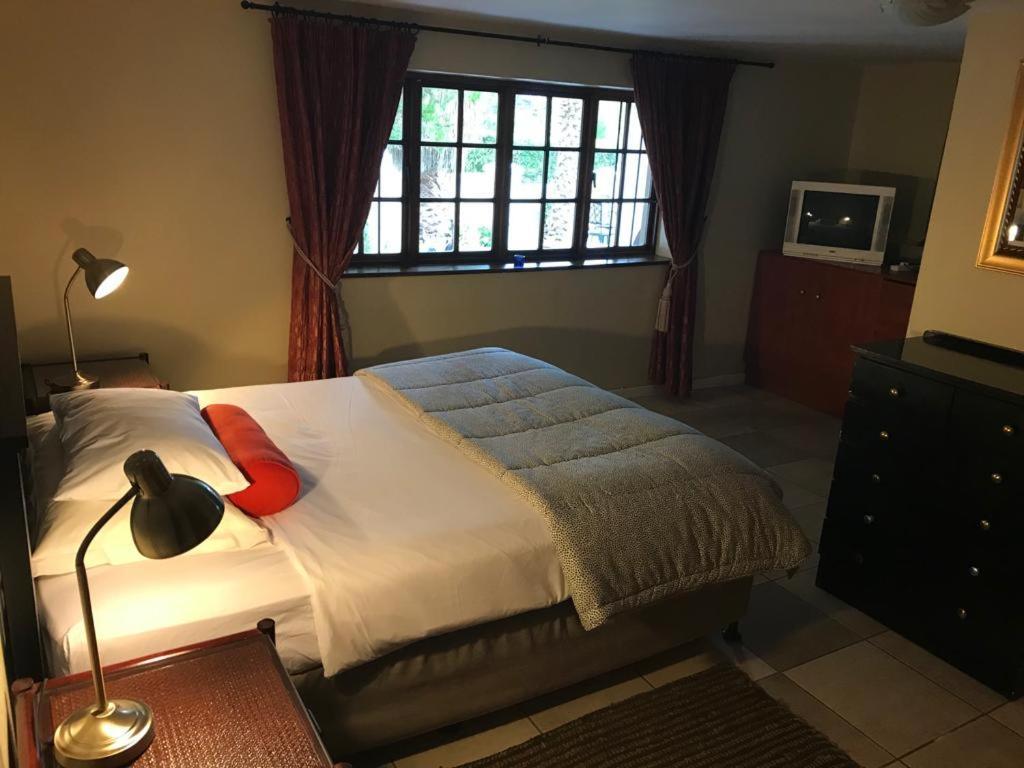Golf And Garden Guesthouse Somerset West Exterior foto